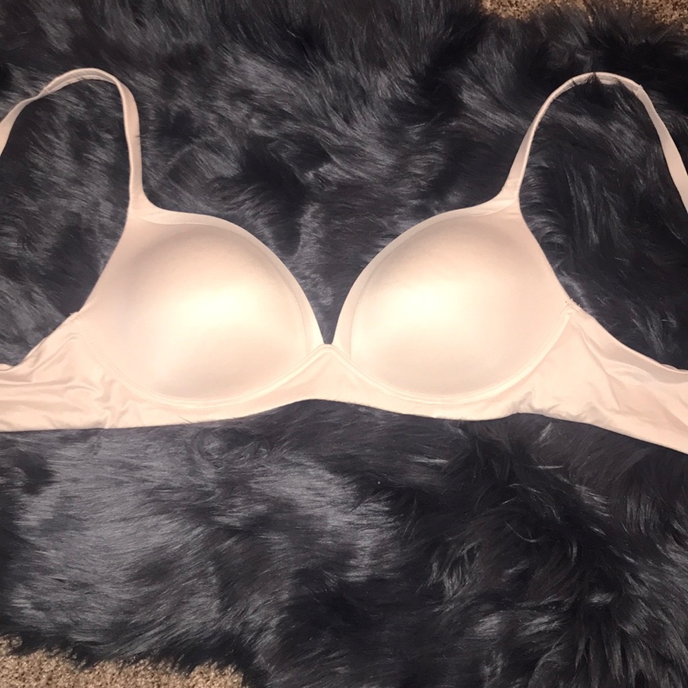 NWOT Nude Wireless VS Bra Body by Victoria